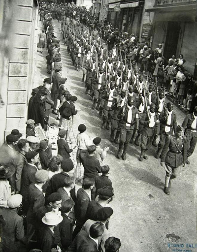 tirailleurs sénégalais  défilant à roimans sur Isère