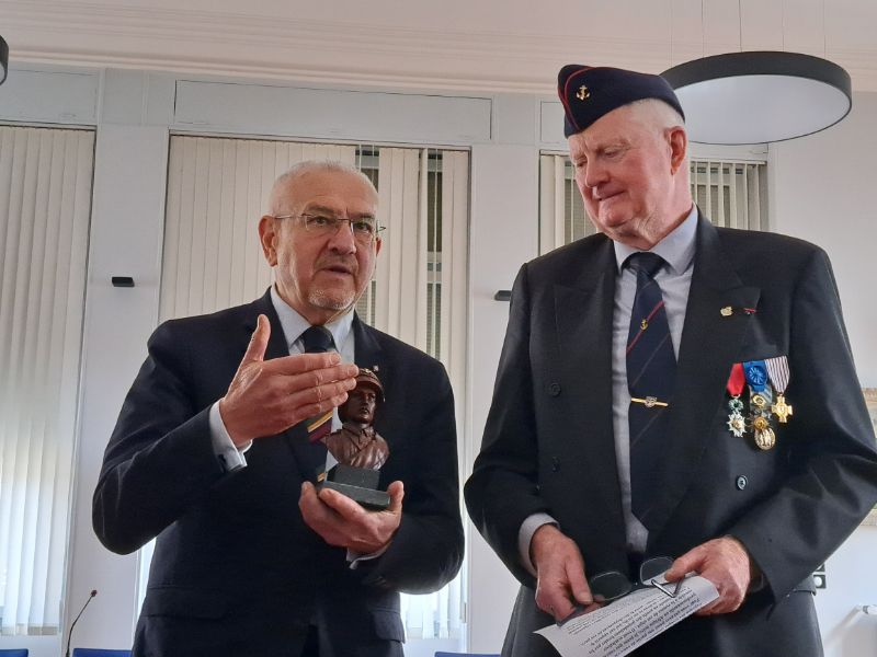 Remise de cadeau à Mr Valla