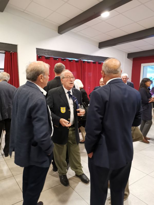 À gauche de profil, Michel Marcaillou