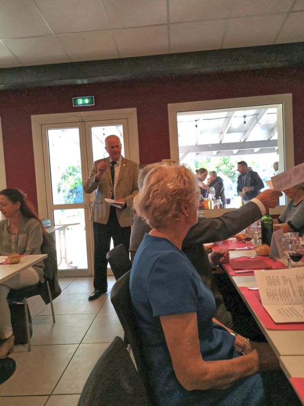 Le colonel Michel, membre émérite de la chorale de Saint Peray, donne le la.
