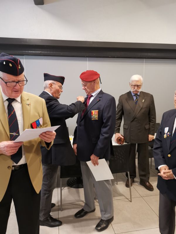 Le colonel Michel, président de l'association remet le mérite colonial:  - au caporal chef Lindemann