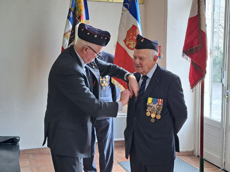 Guy Chalençon reçoit également le mérite colonial.