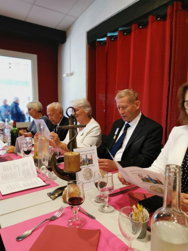 ... et à la table officielle, on n'est pas en reste.