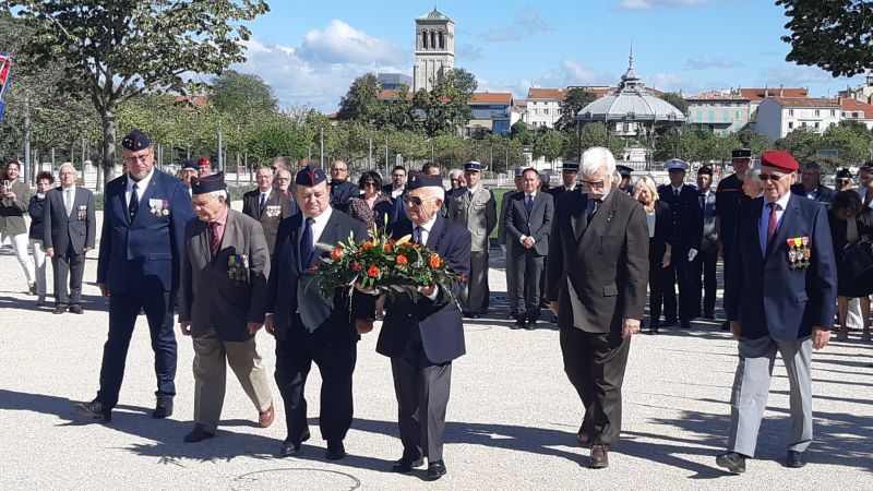 Le dépôt de gerbe par nos Marsouins.
