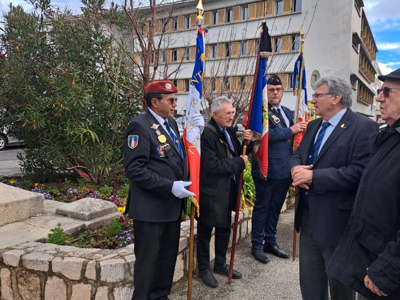 Les autorités saluent les porte-drapeaux.